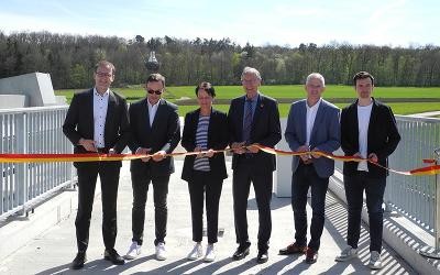 Zerschneiden des Einweihungsbandes