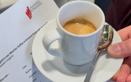 Kaffeetasse mit Abstimmungszettel