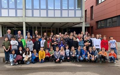 Schüler vor der Schule