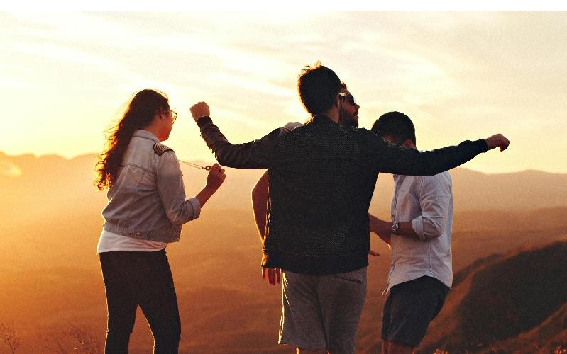 Jugendliche im Sonnenuntergang