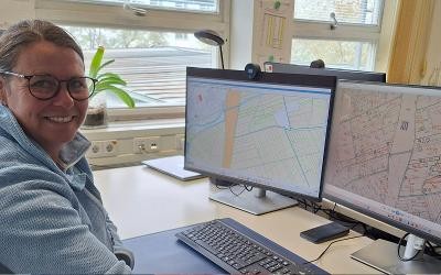 Mitarbeiterin am PC zeigt digitalisierte Bodenschätzung