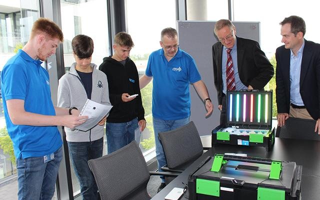 Schüler und Landrat zu Besuch bei der Firma Elektro-Breitling