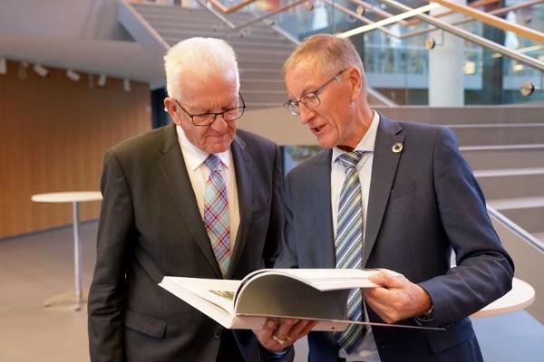 Landrat Bernhard und Ministerpräsident Kretschmann blättern im Landkreis Buch über schwäbische Mundart