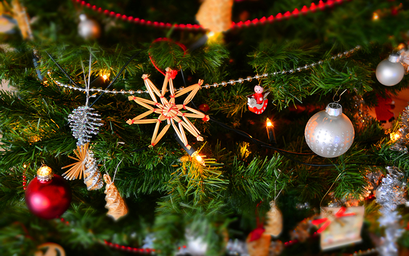 Weihnachtsbaum mit Schmuck