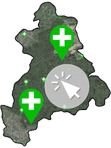 Die Landkreissilhouette, gefüllt mit einem Screenshot eines Orthophotos mit weißen Kreuzen auf grünem Grund und einem Pfeil im Kreis, der anzeigen soll, dass das Bild mit einem Link zum entsprechenden BürgerGIS-Projekt hinterlegt ist.