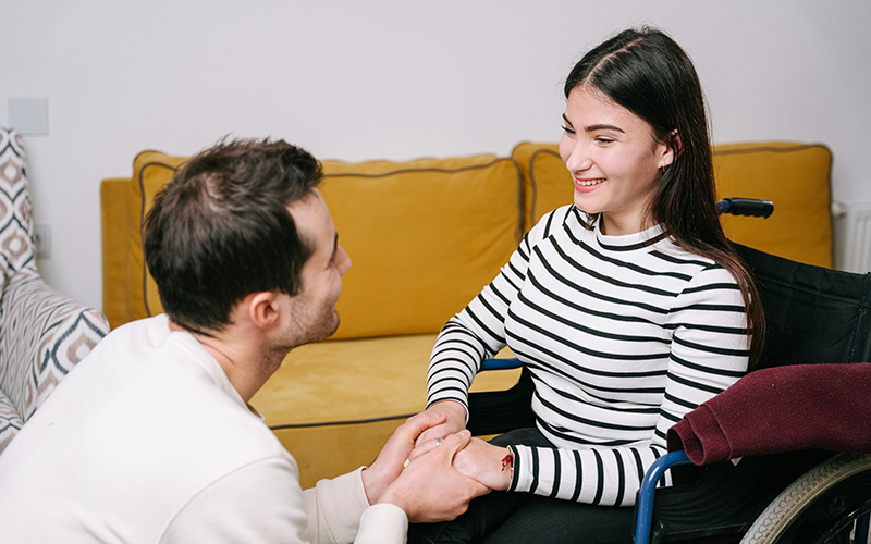 Mann unterstützt Mädchen