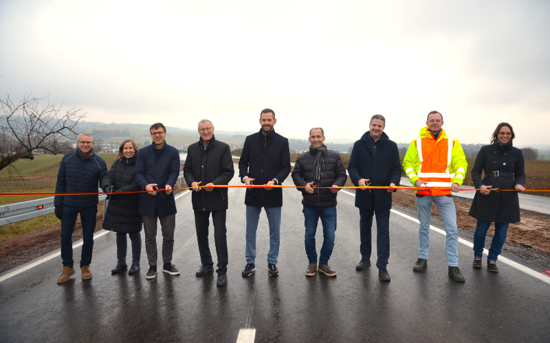Die Landräte durchschneiden das Band zur Verkehrsfreigabe