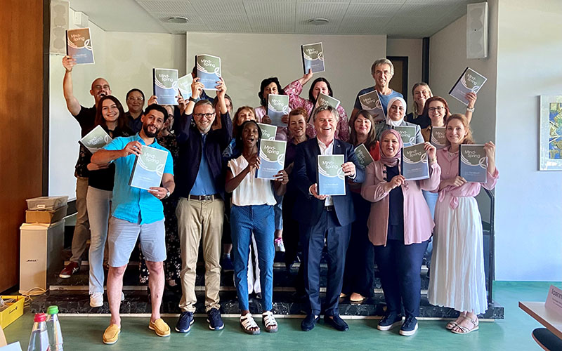 Menschen mit Urkunde in der Hand Menschen mit Urkunde in der Hand