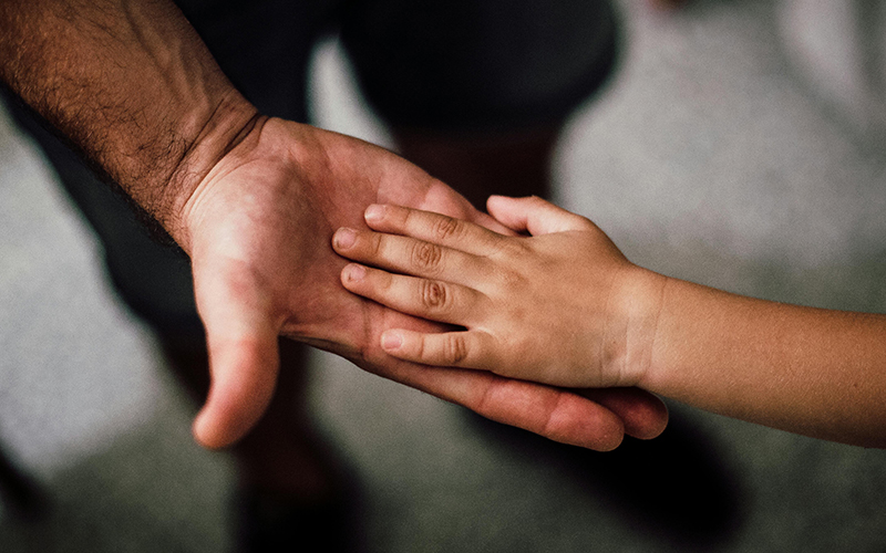 Hand mit Kinderhand