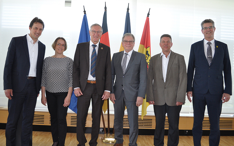 Namen von links nach rechts: Bereichsleiter Klaus Erb, Abteilungsleiterin Ulrike Kessler, Ministerialdirektor Dr. Christian Schneider, Erste Landesbeamte Martin Wuttke, Amtsleiter Tillmann Faust