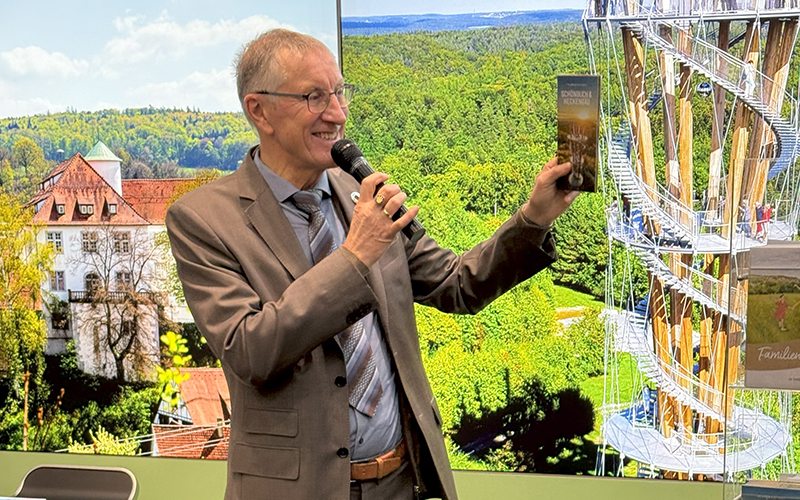 Landrat Roland Bernhard auf der CMT