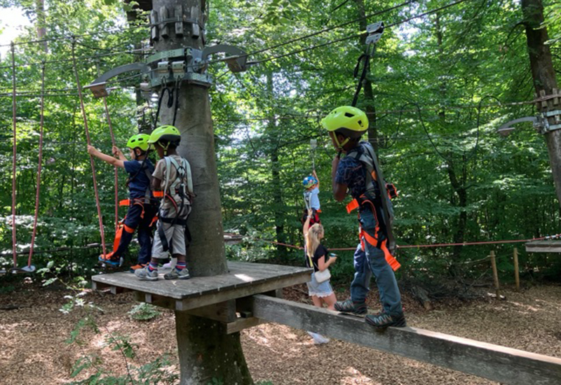 Kinder im Kletterpark