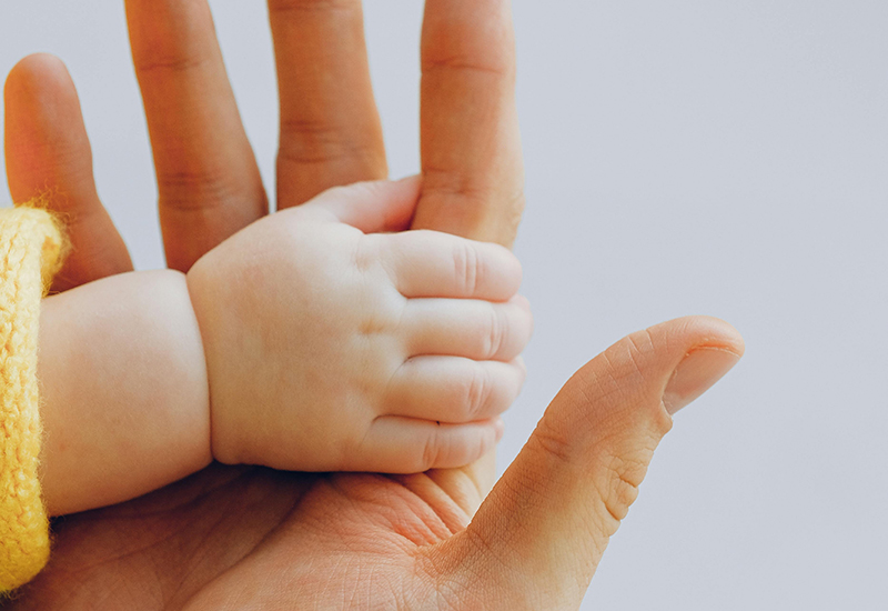 Kind hält Hand