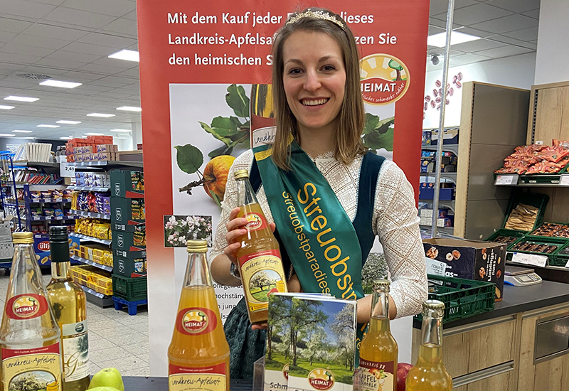Apfelsaftpräsentation im Laden Apfelsaftpräsentation im Laden