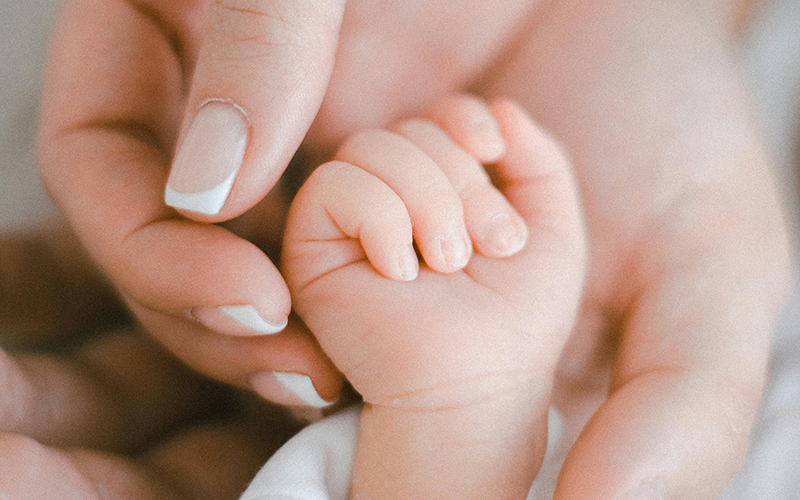 Kinderhand in Hand von Mutter