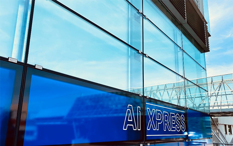 AI xpress Logo auf Fensterfront