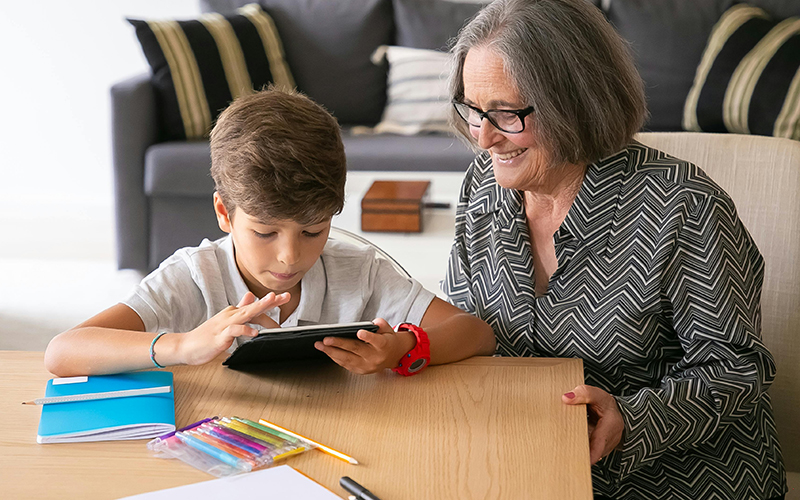 Kind mit Frau am Tablet