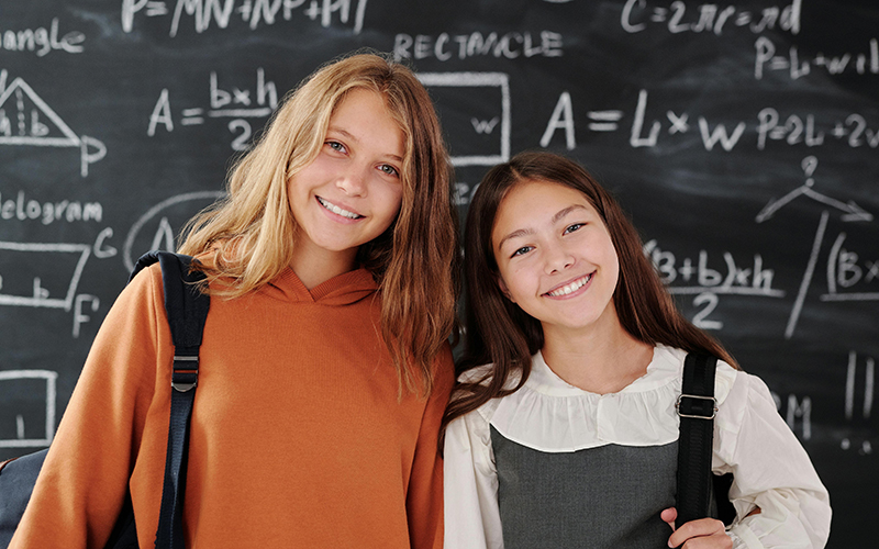Schüler vor der Tafel
