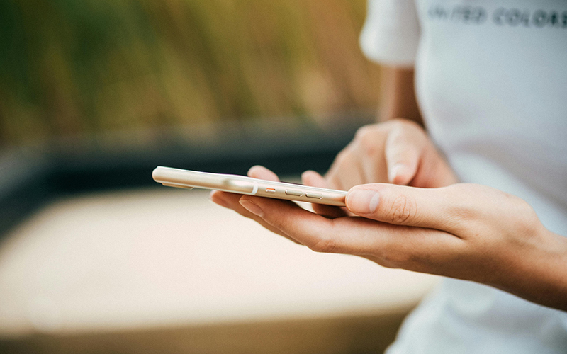 Frau mit Telefon in der Hand