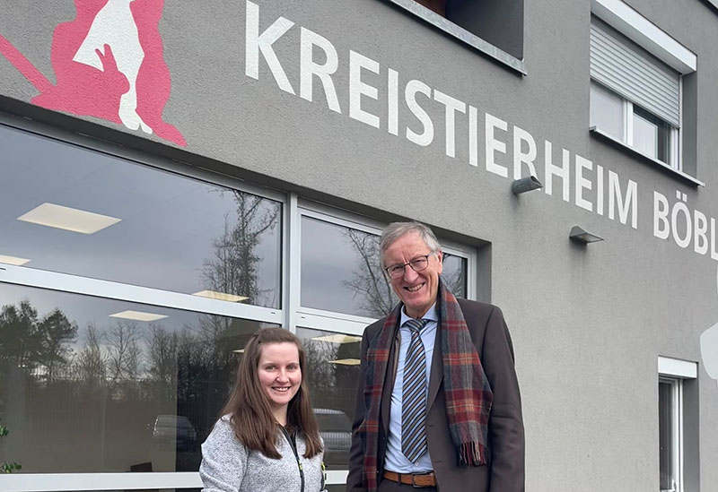 Neue Leiterin und Landrat vor Tierheim Neue Leiterin und Landrat vor Tierheim
