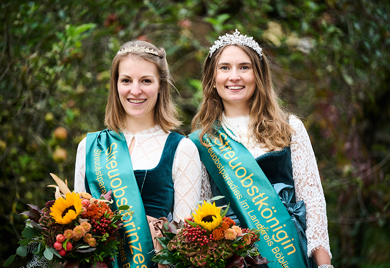 Streuobsthoheiten mit Blumenstrauß