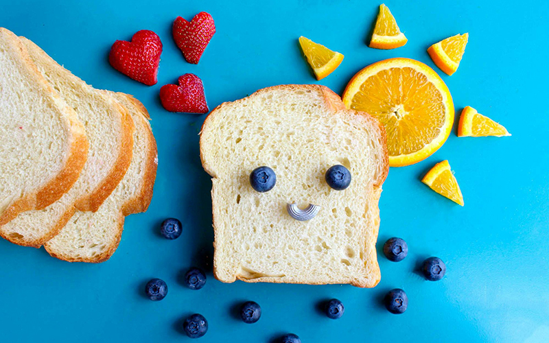 Brot mit Gesicht aus Blaubeeren
