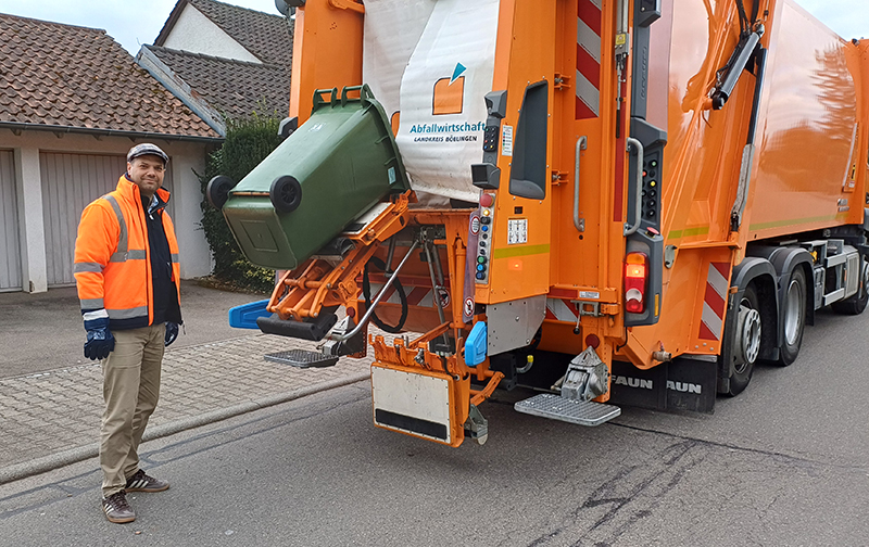 Selbstlader beim leeren seiner Biotonne