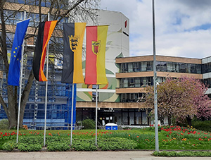 Ansicht des Landratsamtes mit Flaggen