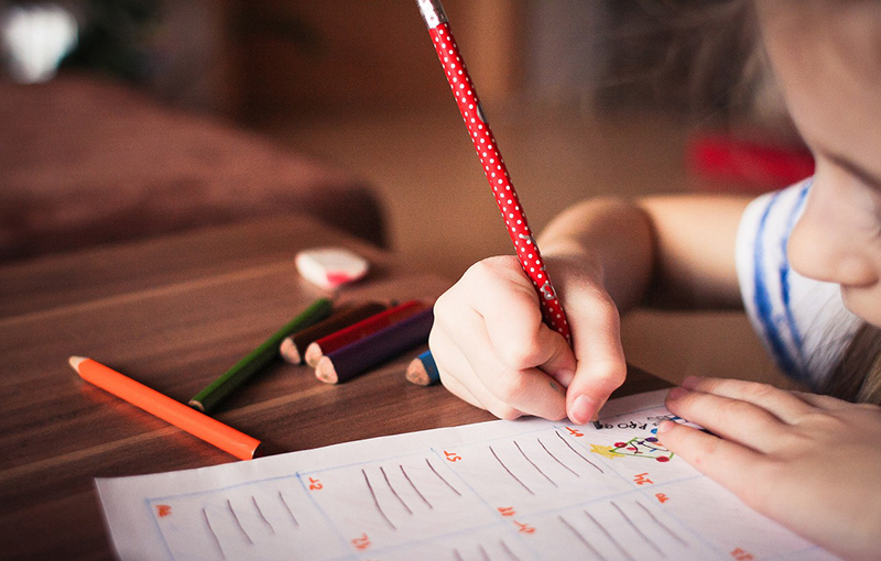 Schulkind macht Hausaufgaben Schulkind macht Hausaufgaben