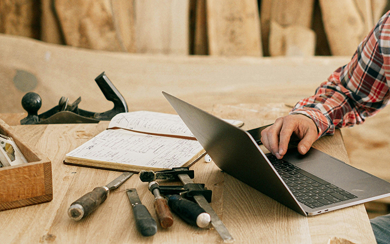 Handwerker mit Laptop