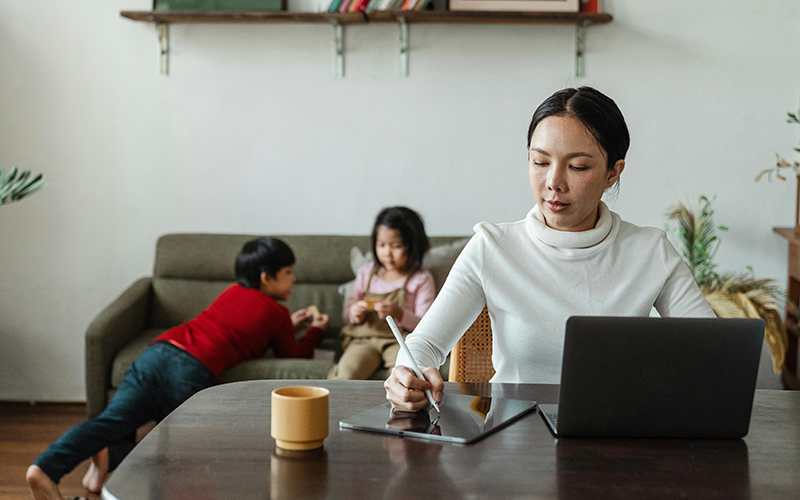 Frau im Homeoffice mit KIndern