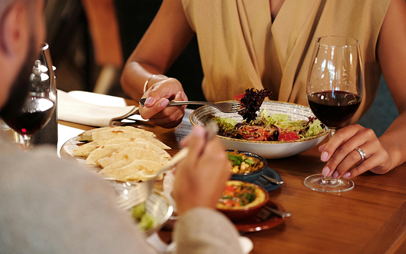 Menschen essen im Restaurant am Tisch