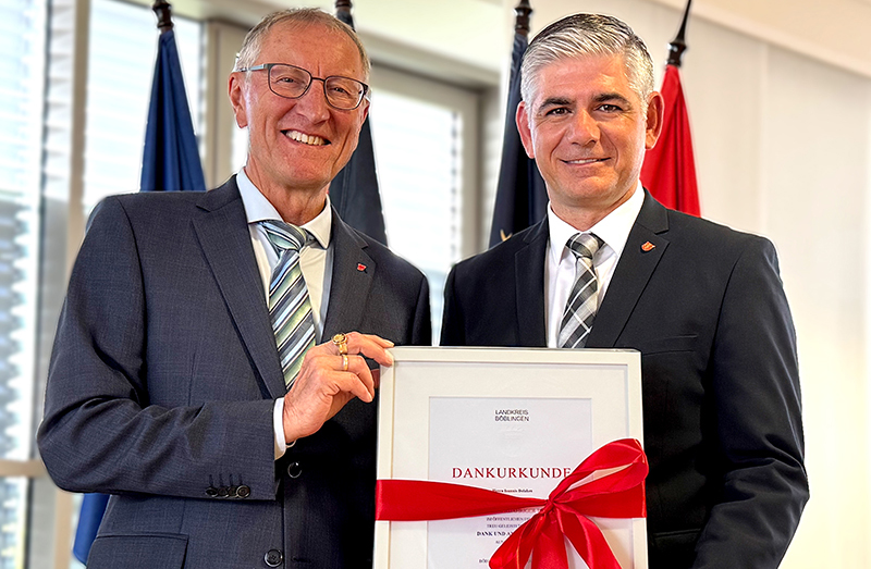 Landrat Roland Bernhard und Ioannis Delakos
