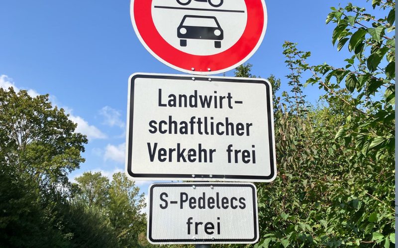 Feldweg mit Schild: S-Pedelc frei Feldweg mit Schild: S-Pedelc frei