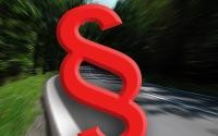 Paragrafenzeichen auf Straße Paragrafenzeichen auf Straße