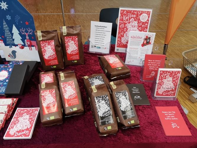 Packungen von Kaffee, Espresso sowie Postkarten
