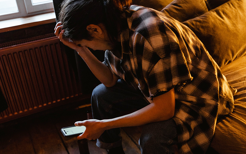 Frau verzweifelt am Telefon