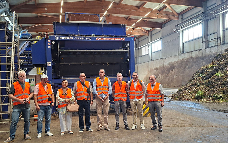 Personen vor Müllcontainer
