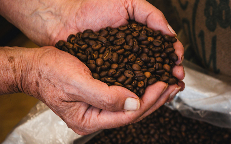 Kaffeebohnen in Händen