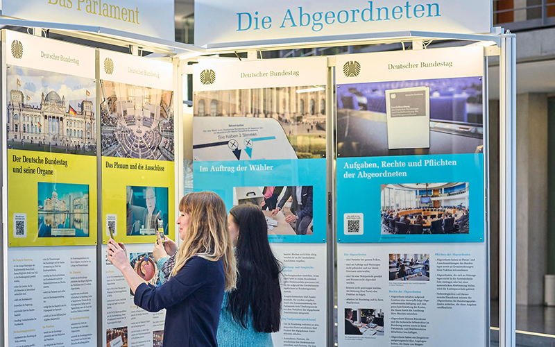 Besucher vor Plakaten