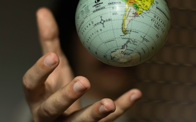 Weltkugel in der Hand