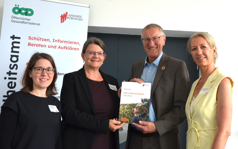 Landrat Roland Bernhard stellt mit den Mitarbeiterinnen des Gesundheitsamtes den Hitzeaktionsplan des Landkreises Böblingen vor, v.l.n.r.: Kahtrin Schulze, Leiterin Dr. Anna Leher, Landrat Bernhard, Dr. Susanne Schwarz Landrat Roland Bernhard stellt mit den Mitarbeiterinnen des Gesundheitsamtes den Hitzeaktionsplan des Landkreises Böblingen vor, v.l.n.r.: Kahtrin Schulze, Leiterin Dr. Anna Leher, Landrat Bernhard, Dr. Susanne Schwarz
