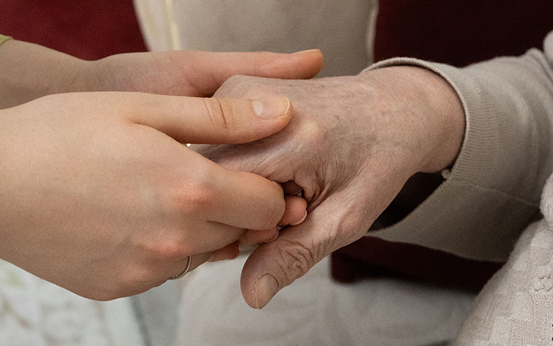 Pflegerin hält Hand