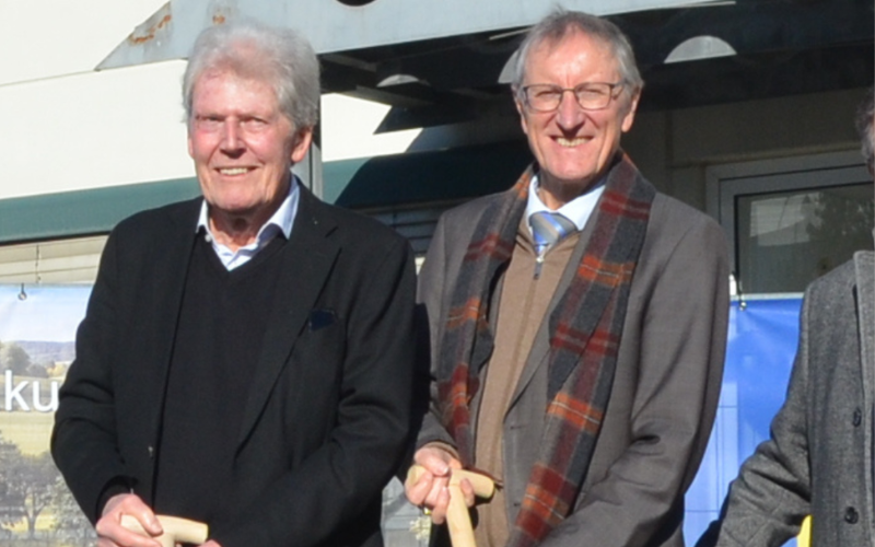 Wolf Eisenmann und Landrat beim Spatenstich für den Schlachthof Gärtringen