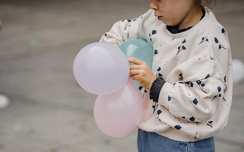 Kind mit Luftballons